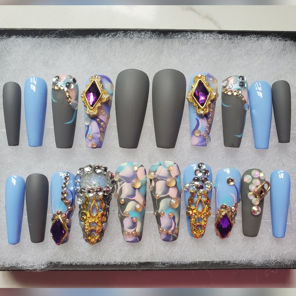 Luxurious press-on Nails - Picture 1 of 8